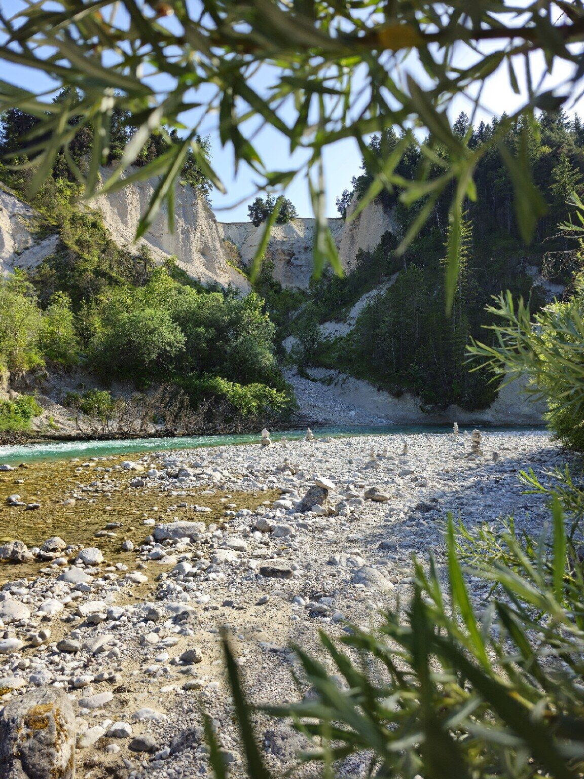 Türkisfarbene Isar mit Kiesufer nahe dem Campingplatz