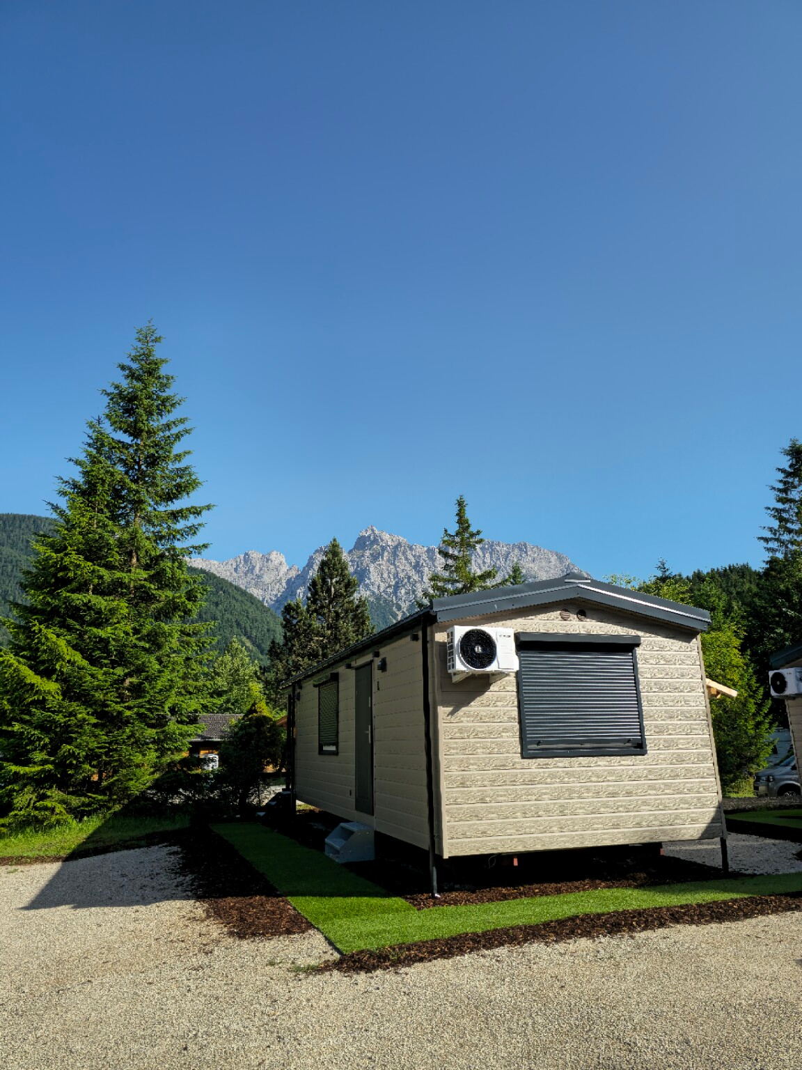 Mobilheim im Grünen mit Blick auf das Karwendel