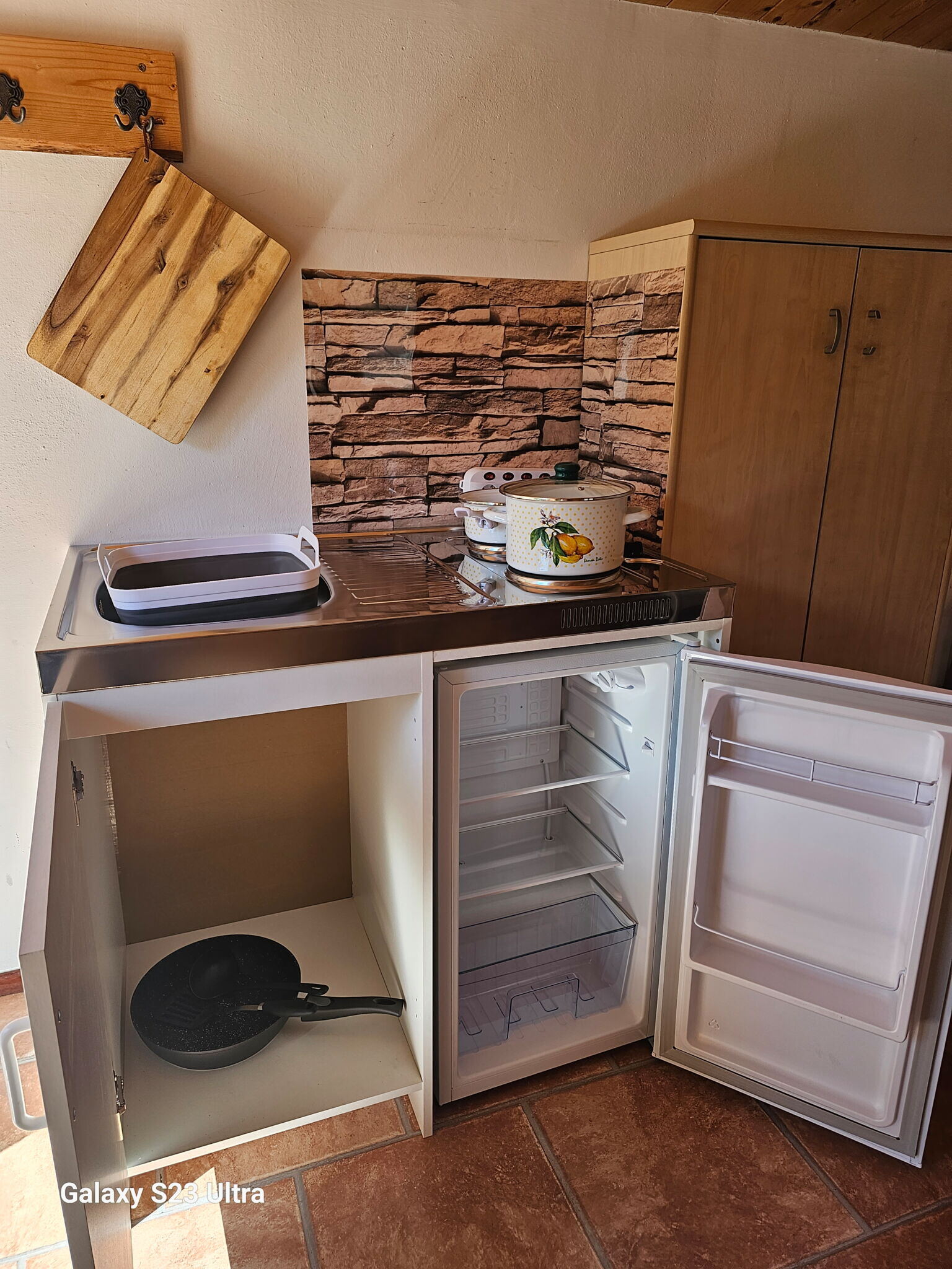 Koch- und Sitzbereich in der Hütte Tina