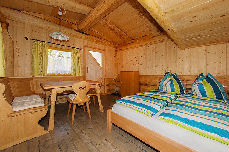 Innenraum der Blockhütte Bianca