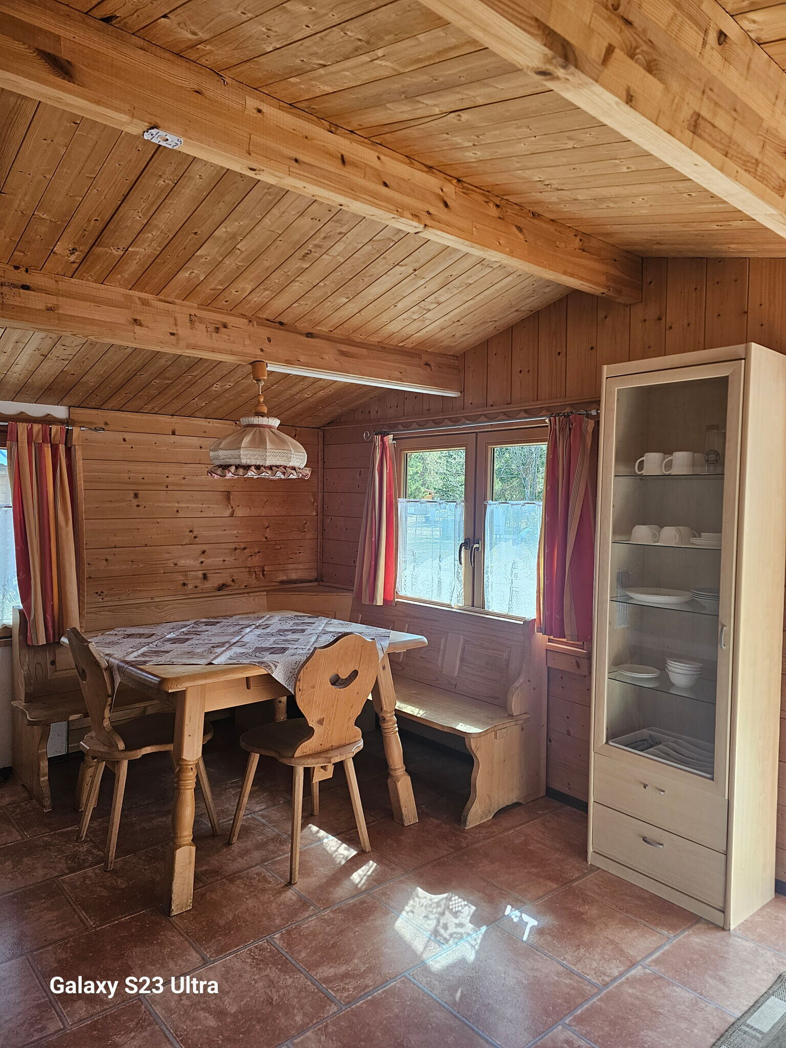 Innenraum der Hütte Tina mit Doppelbett