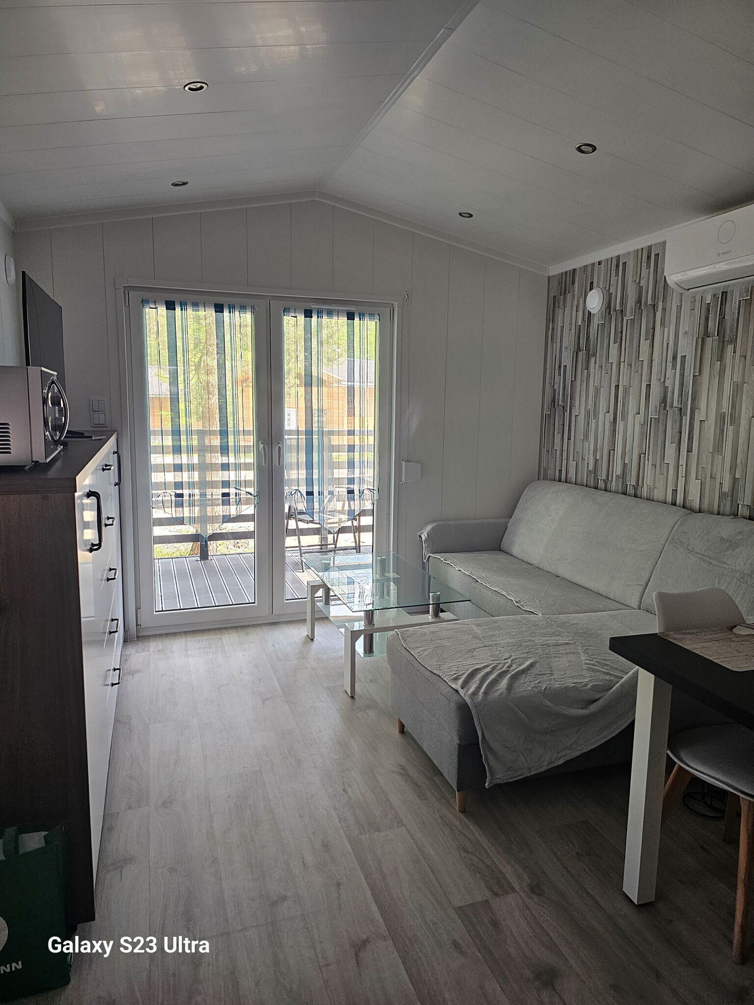 Living area mit Schlafsofa und Terracentür