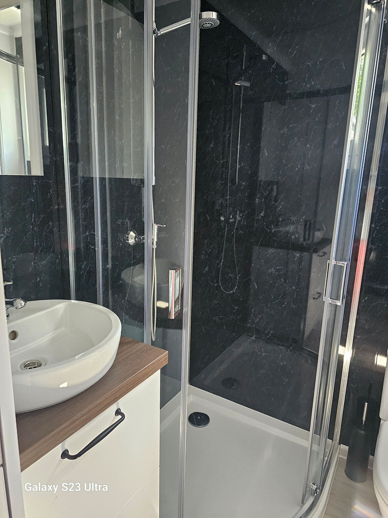 Bad mit Waschbecken und Dusche