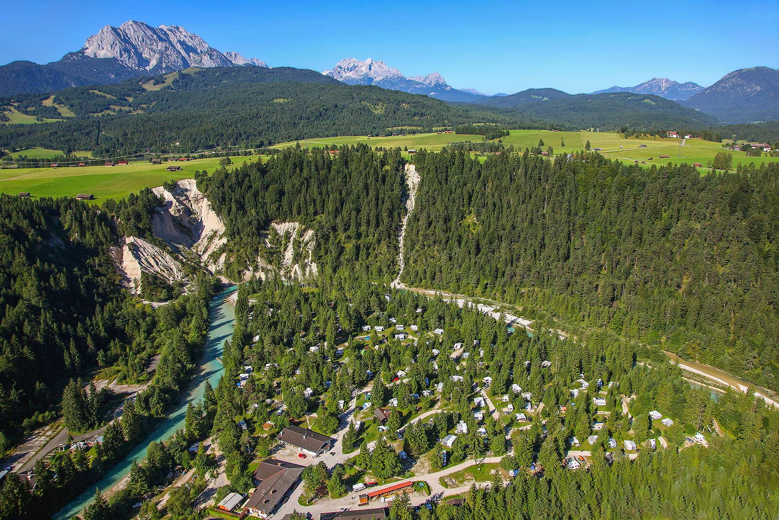 Luftaufnahme des Naturcampingplatzes Isarhorn zwischen Isar und Bergwald