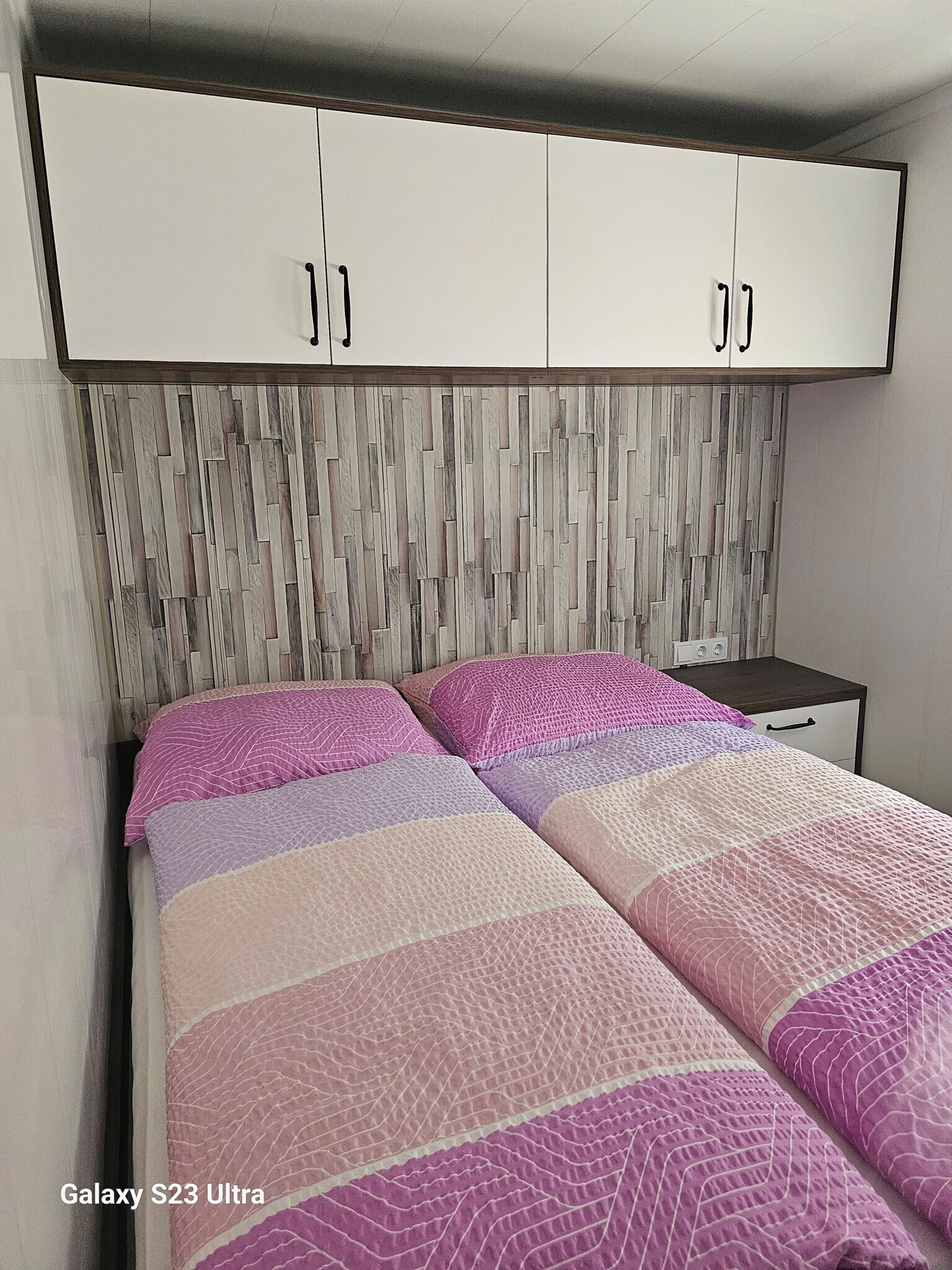 Bezogene Betten im separaten Bedroom