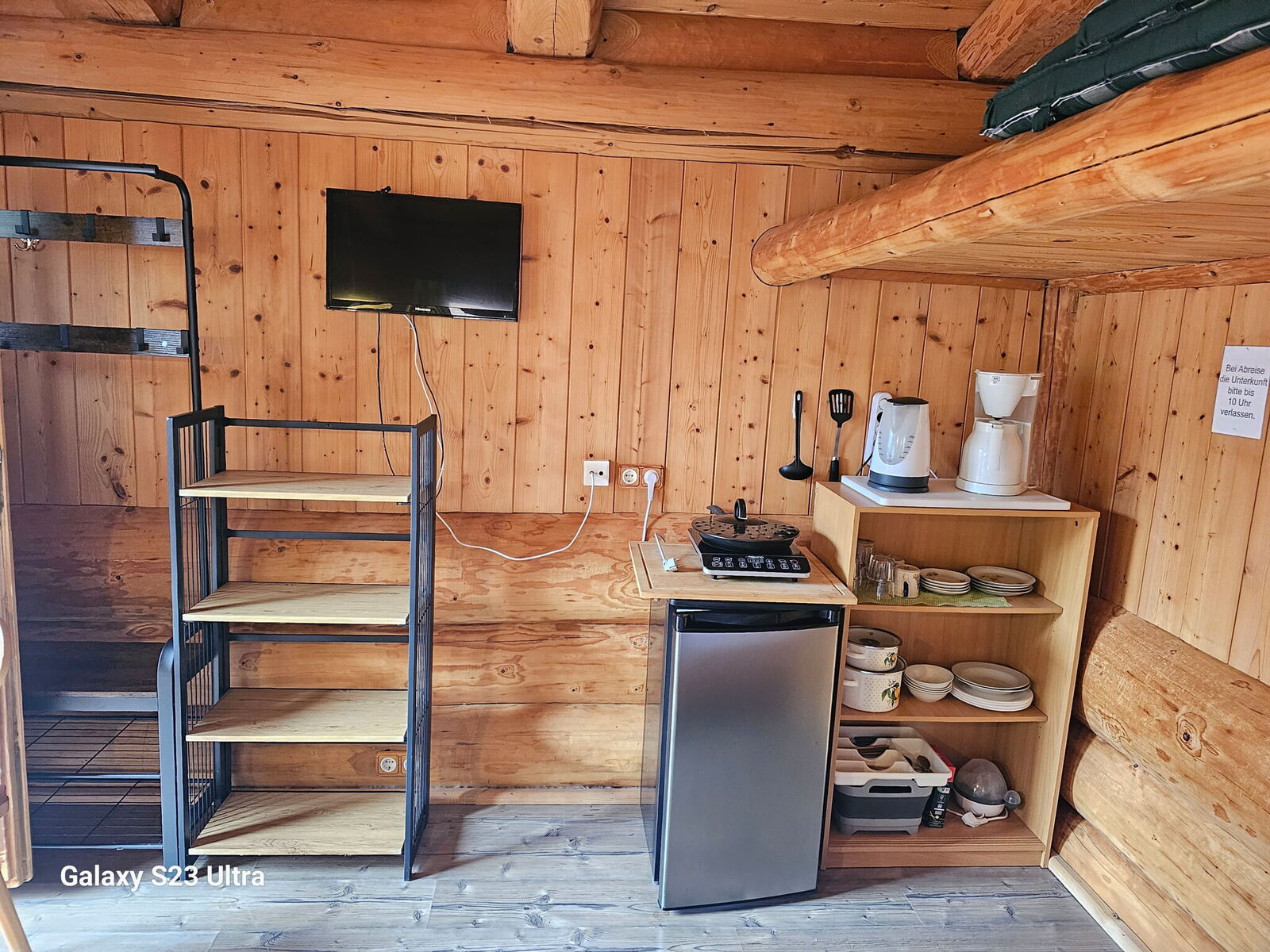Doppelbett und Facilities in der Blockhütte Bianca